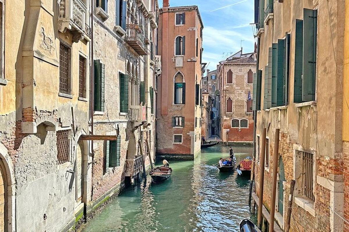 due barche in un canale tra due edifici