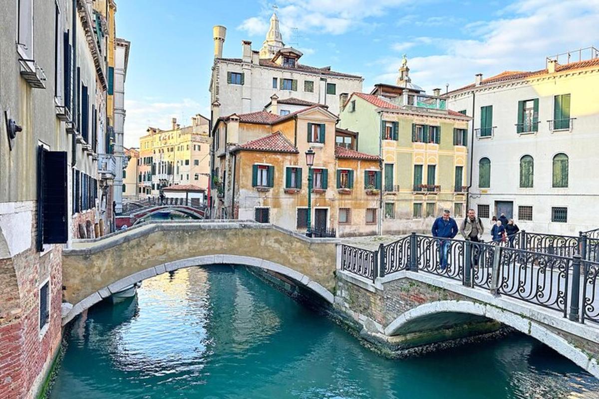 un ponte sopra un fiume in una città