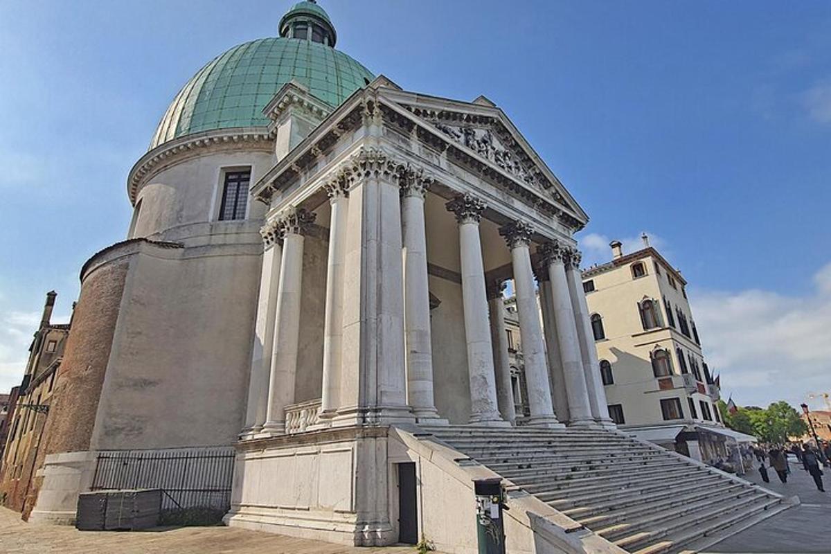 un edificio con una cupola verde in cima