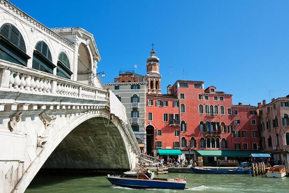 un ponte sopra un fiume con una barca sotto