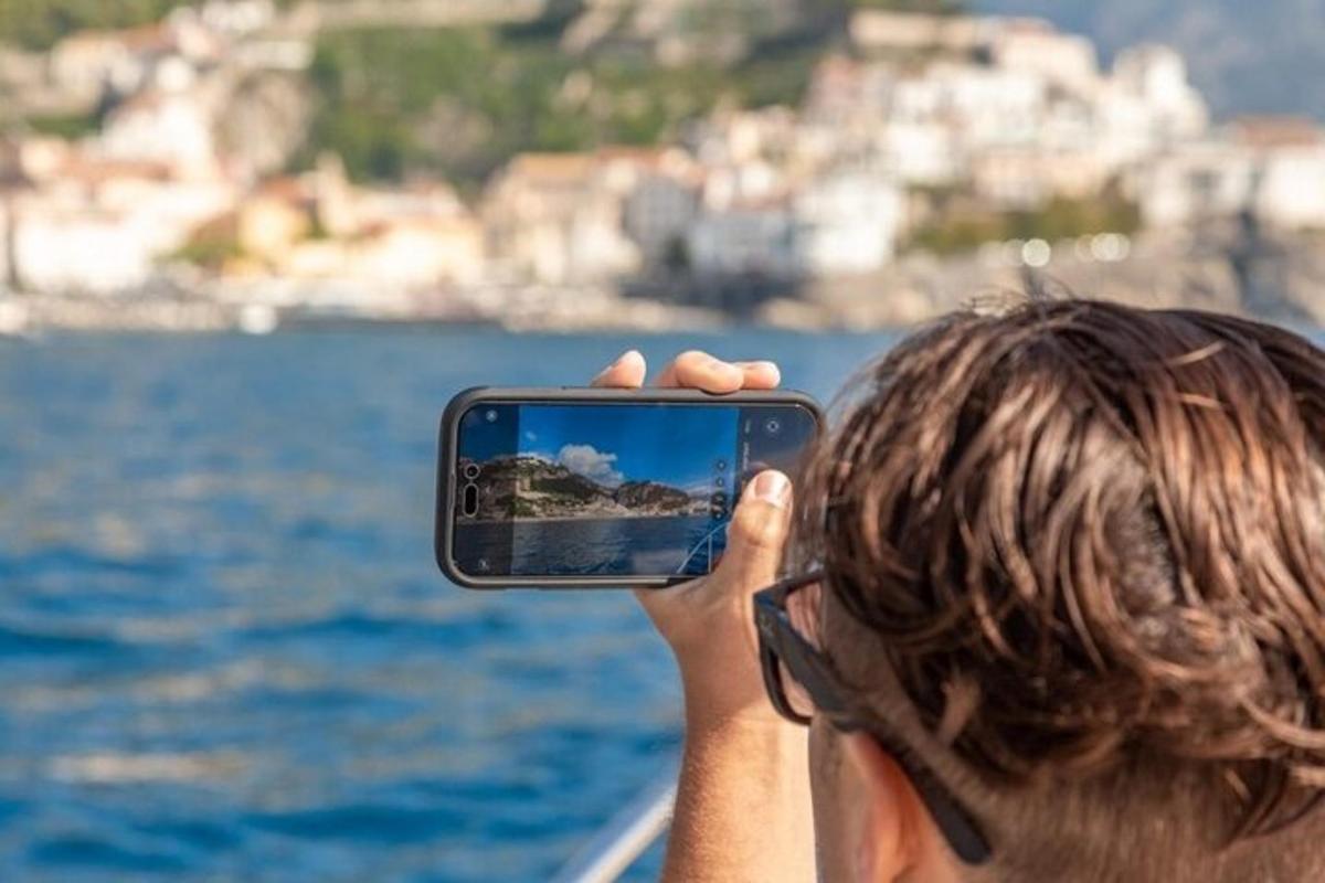 oseba, ki fotografira vodo z mobilnim telefonom