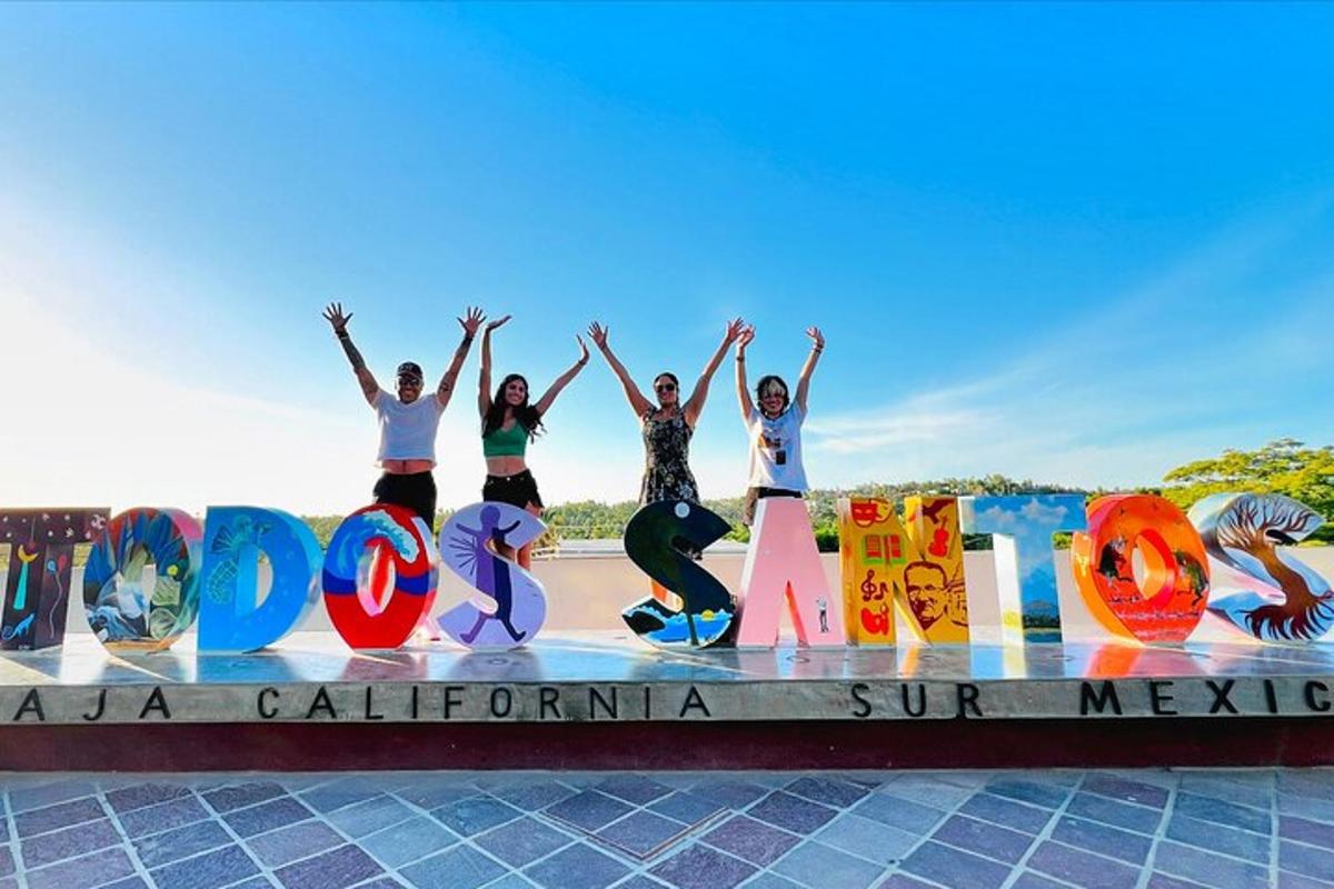 um grupo de pessoas em pé em frente a uma placa