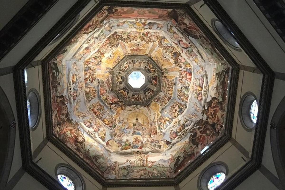 um teto de uma igreja com uma pintura nele