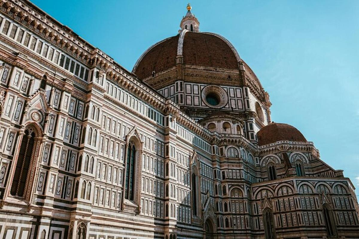 um grande edifício com uma cúpula no topo