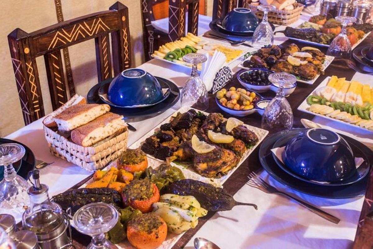 isang mahabang mesa na puno ng iba't ibang uri ng pagkain