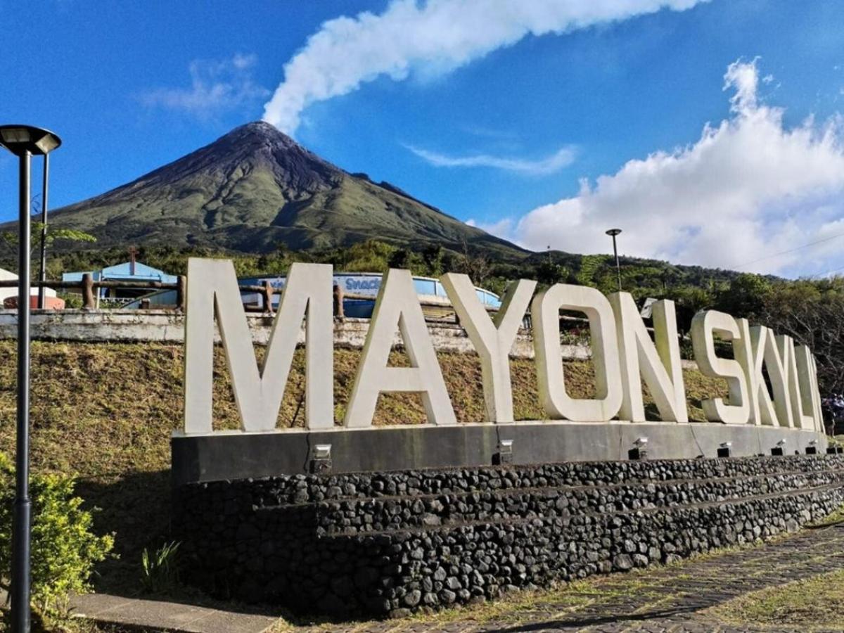 a sign with a mountain in the background