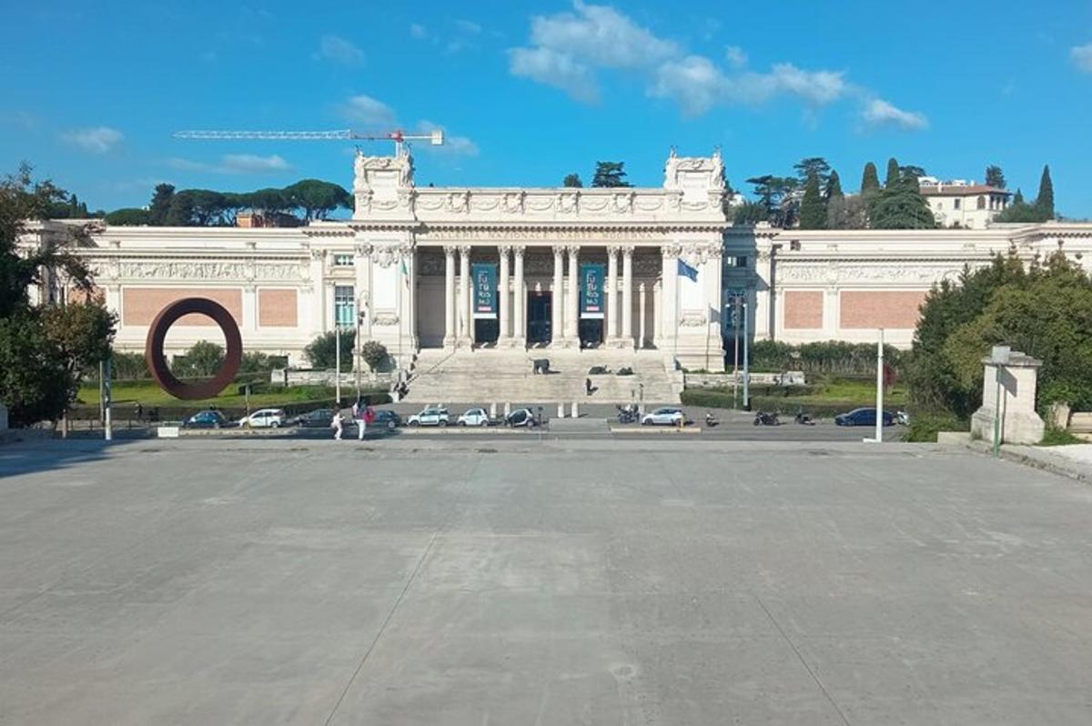 ein großes weißes Gebäude mit einer Statue davor
