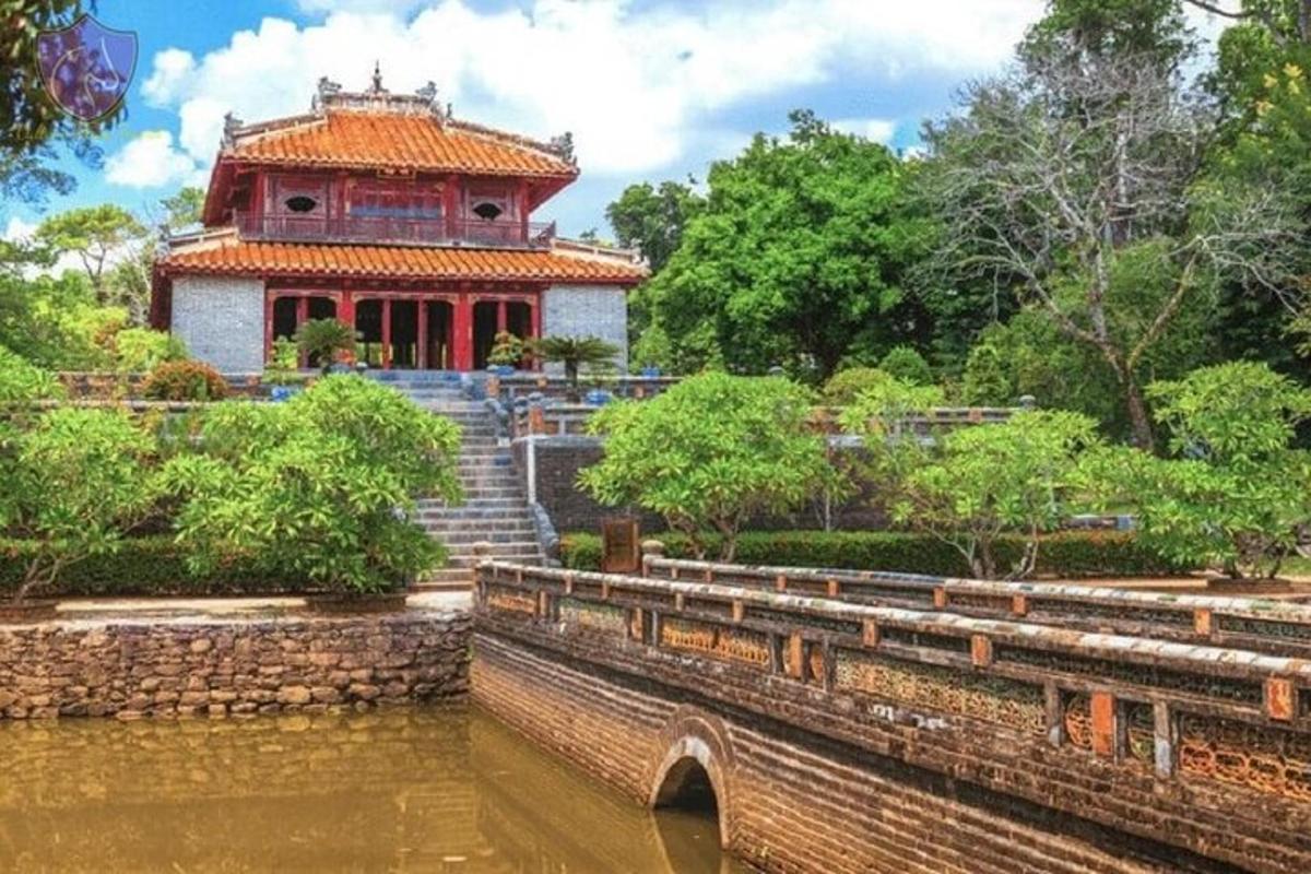 河边花园里的建筑