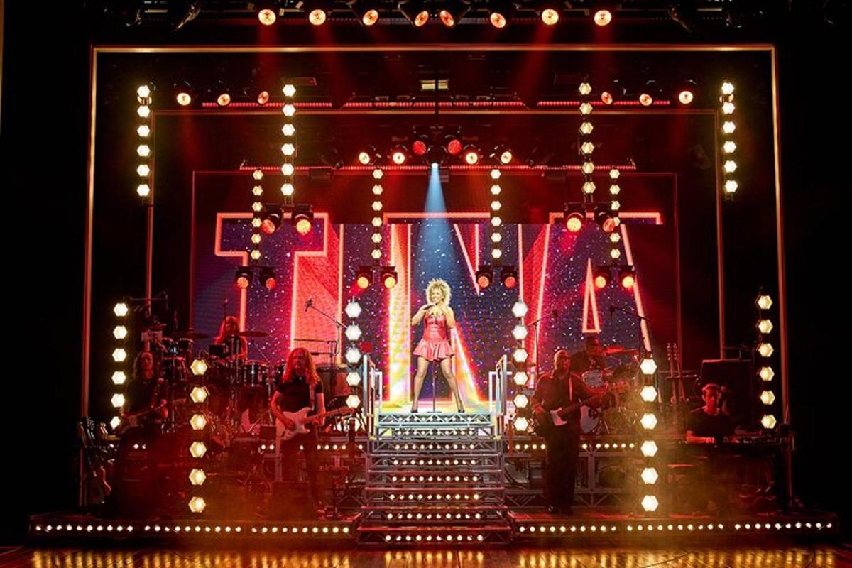 un palco con una donna sul palco con le luci