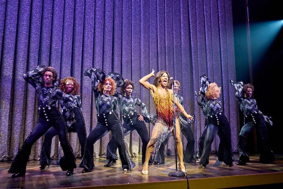 un gruppo di persone che ballano su un palco