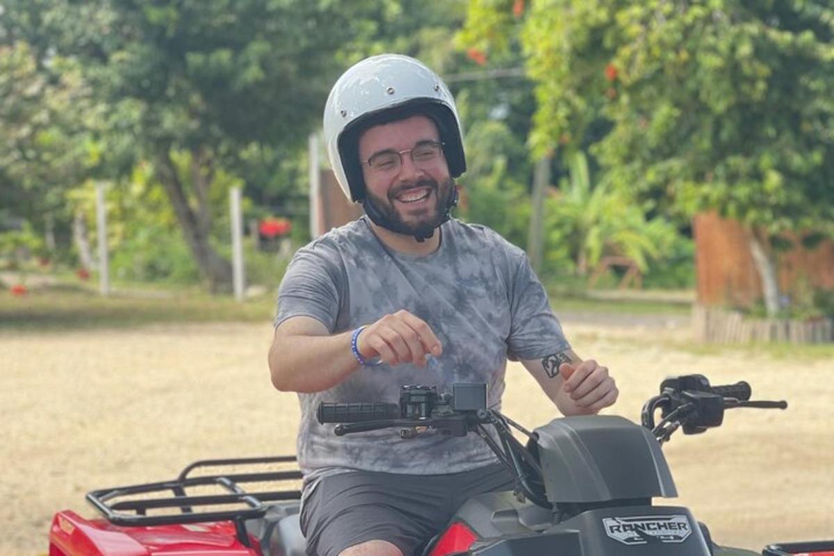 muž s prilbou sediaci na motorke
