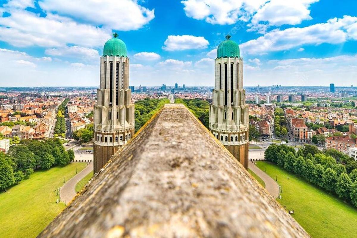 una vista di una città dalla cima di una torre