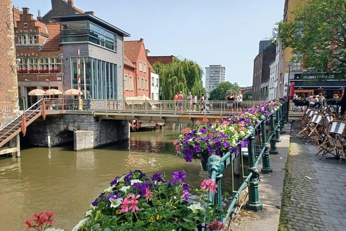 Un puente sobre un río con flores al costado.