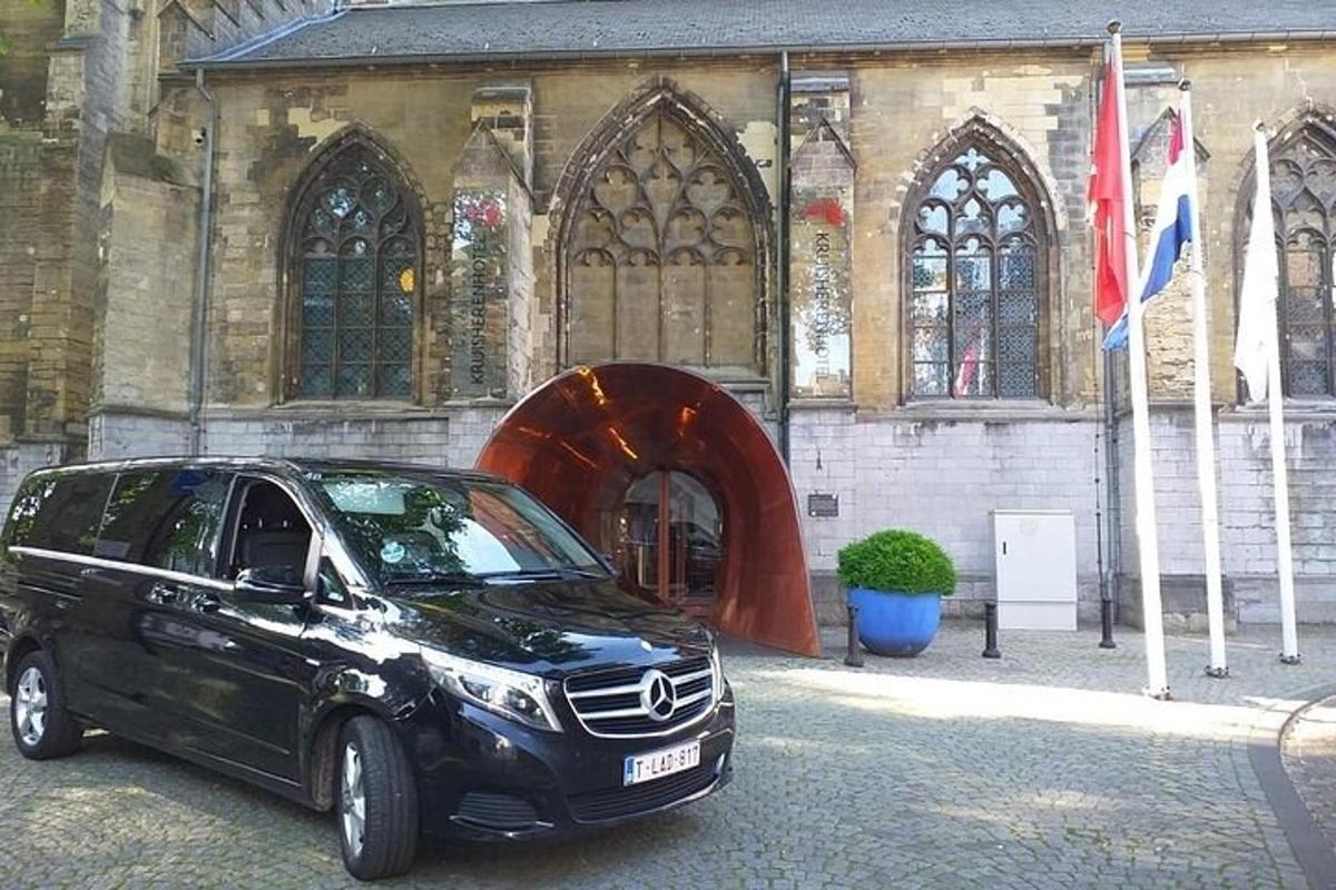 Un coche negro aparcado delante de un edificio