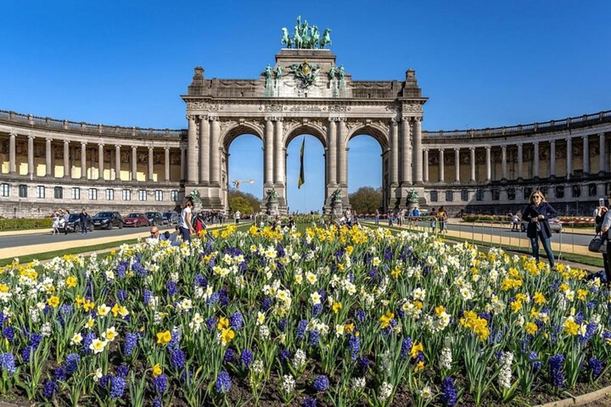 un grande edificio con un mazzo di fiori davanti