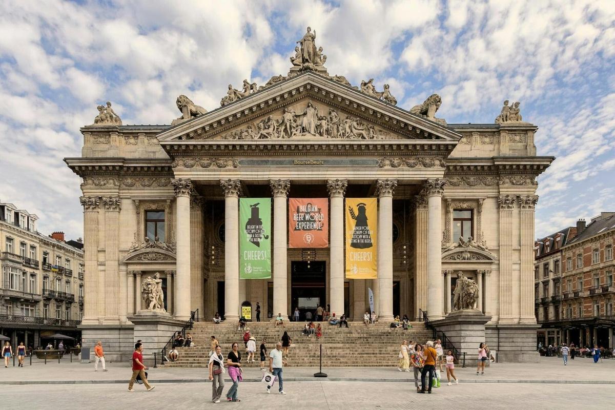 um grande edifício com pessoas caminhando na frente dele