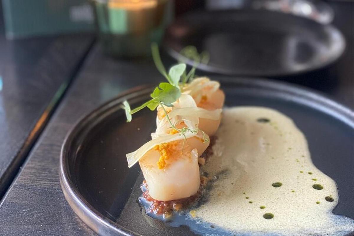 Un plato con un trozo de comida sobre una mesa.