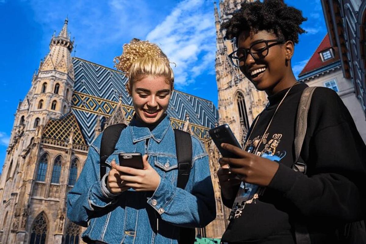 Dos mujeres riendo mientras miran sus teléfonos celulares