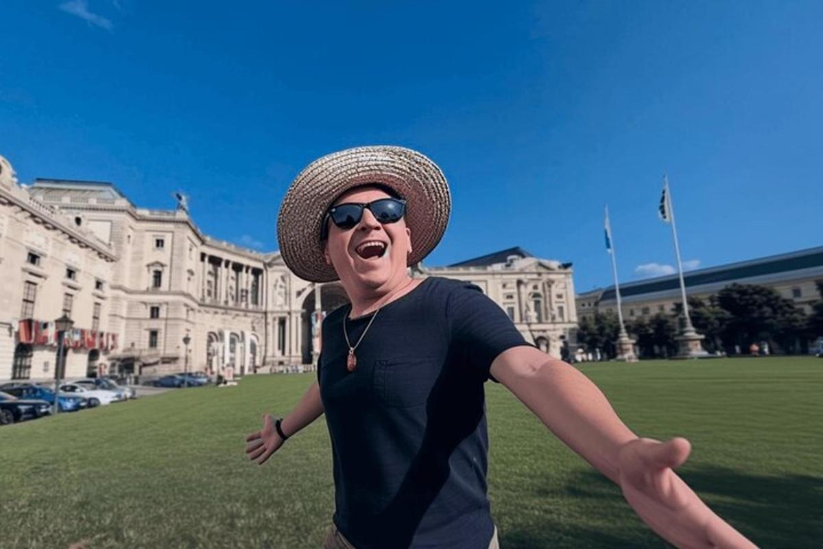 un hombre que lleva un sombrero de paja y gafas de sol