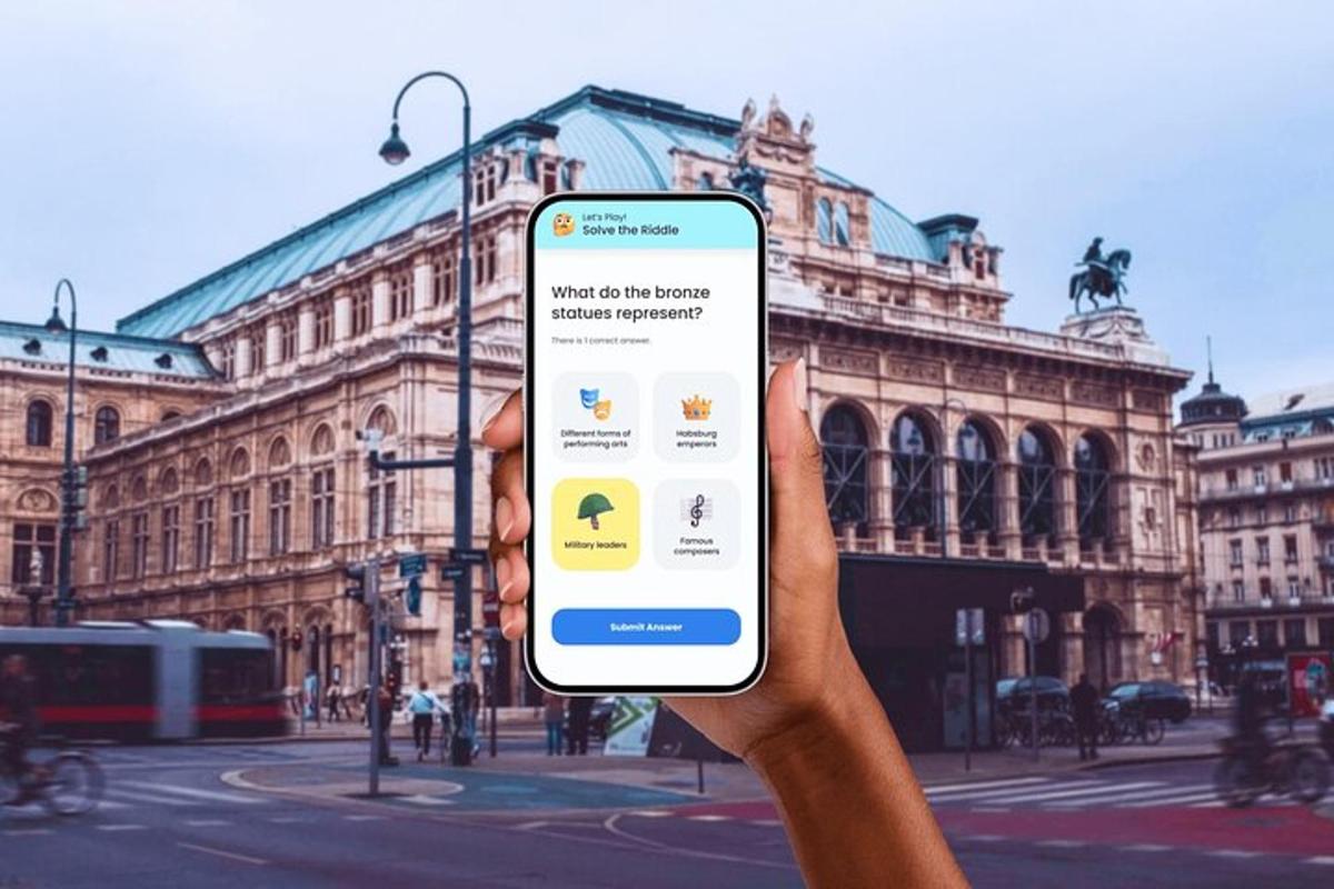 osoba držící mobilní telefon před budovou