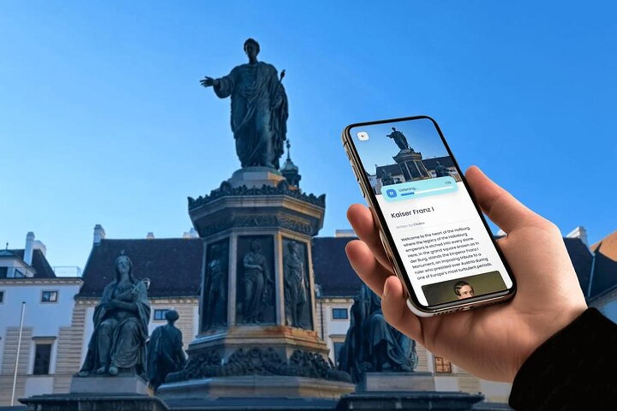 una persona sosteniendo un teléfono celular frente a una estatua