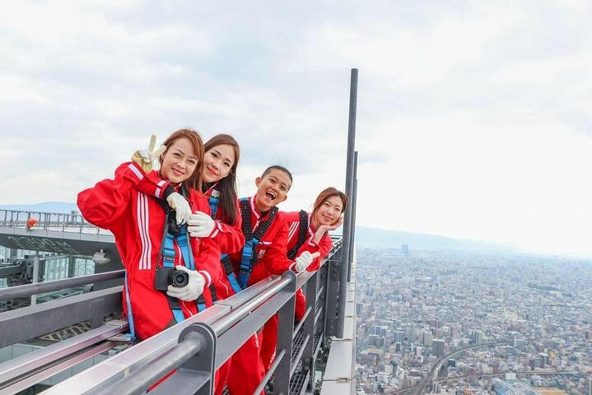 Un grupo de personas de pie en la cima de la Torre Eiffel.