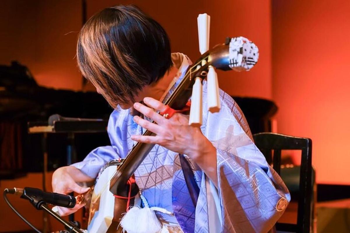 una donna che suona la chitarra con un microfono