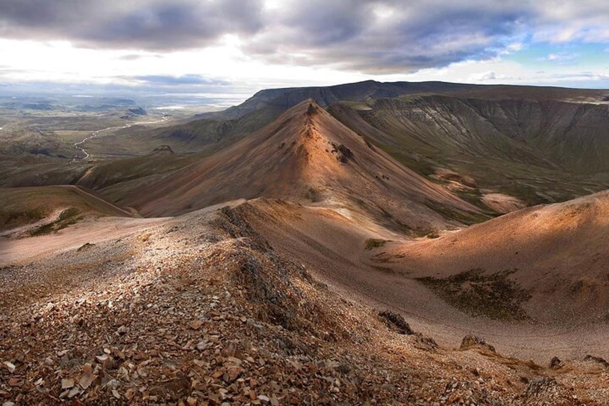 útsýni yfir fjall af hæðartoppi