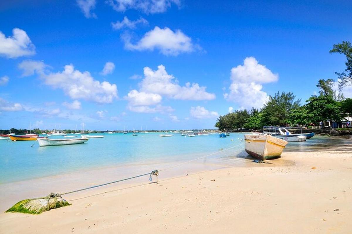 ชายหาดที่มีเรืออยู่ในน้ำในวันที่แดดออก