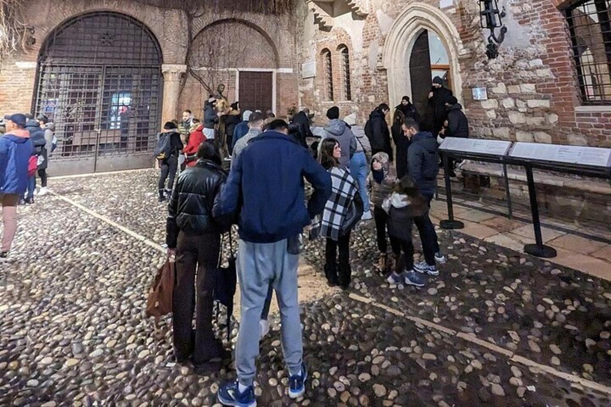 μια ομάδα ανθρώπων που στέκονται τριγύρω σε ένα κτίριο