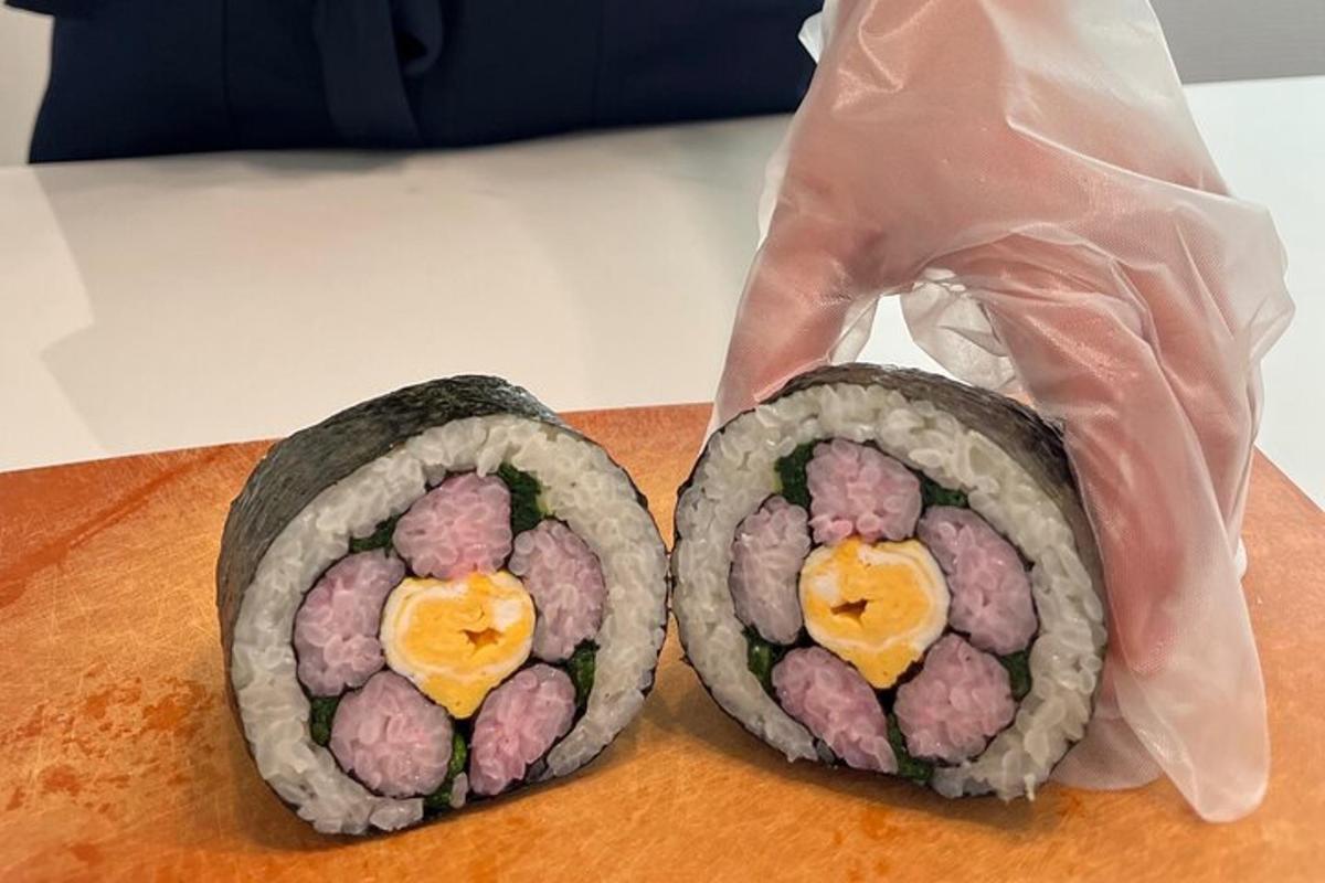 Dvě sushi rolky s vejci na prkénku