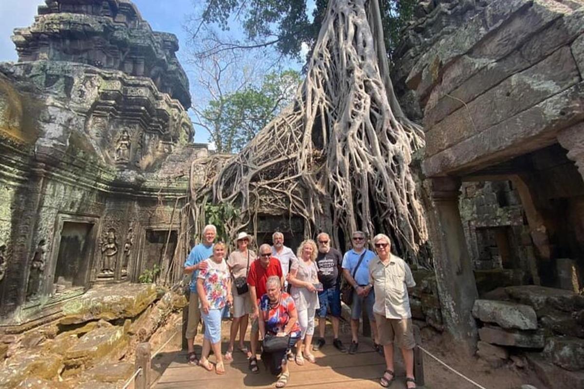 un grup de persones dempeus davant d'un temple