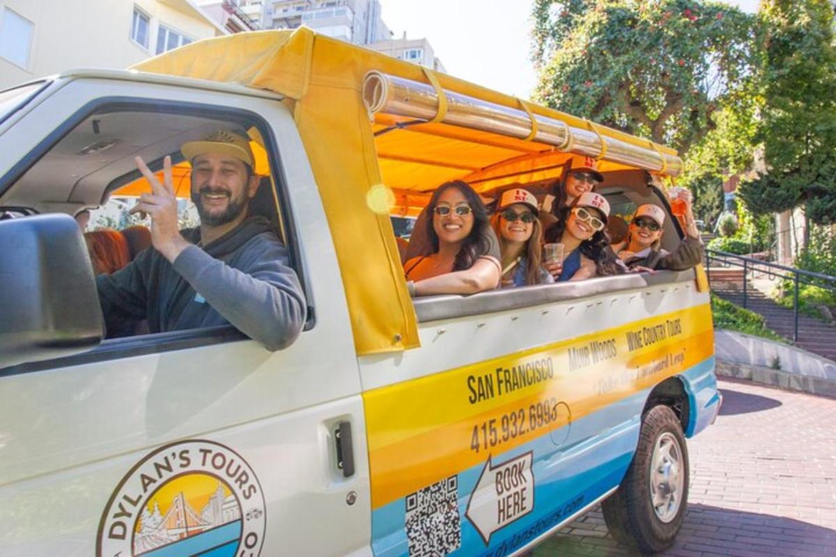 um grupo de pessoas andando em um food truck