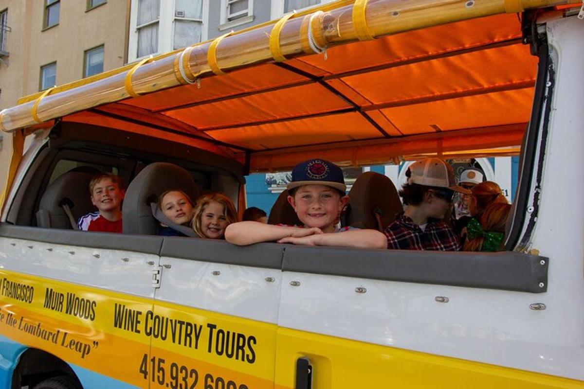 um grupo de pessoas sentadas em um food truck
