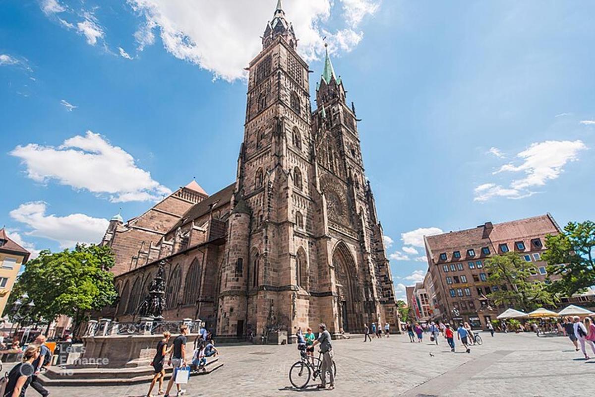una iglesia con una torre alta en una ciudad