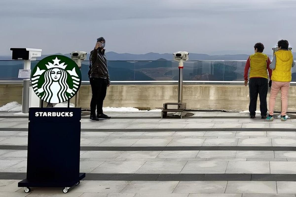 un grup de persones dretes a dalt d'un edifici