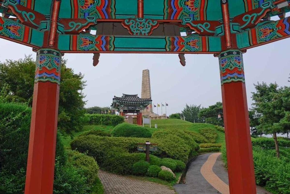 una porta en un jardí amb una pagoda al fons