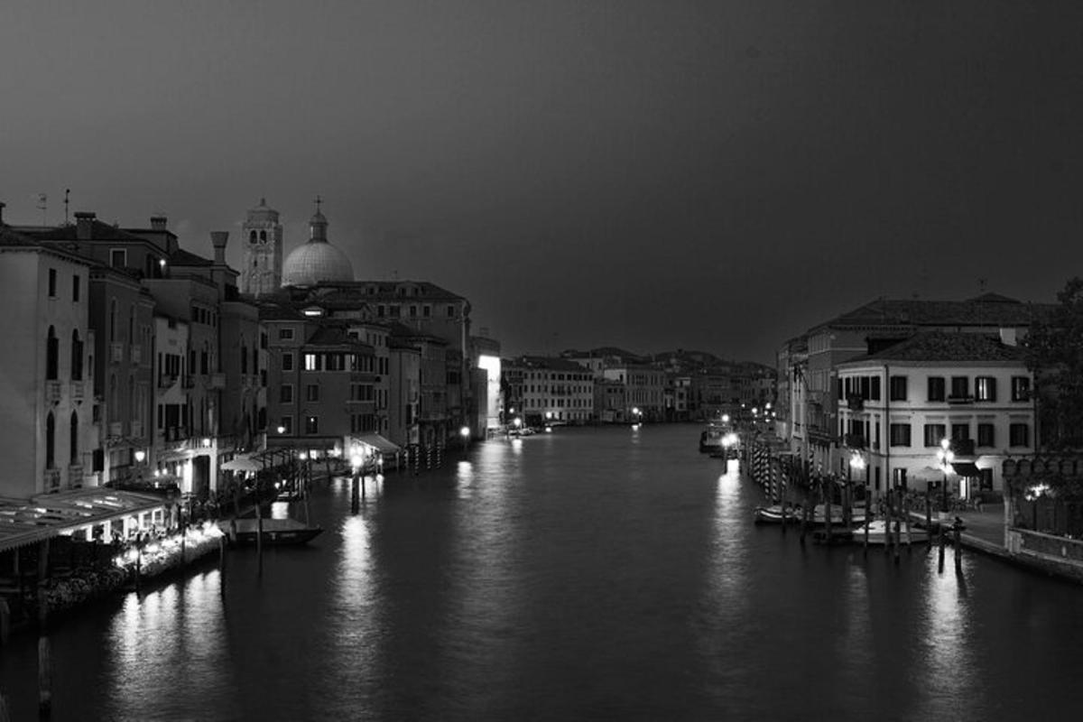 Una fotografía en blanco y negro de un río por la noche.