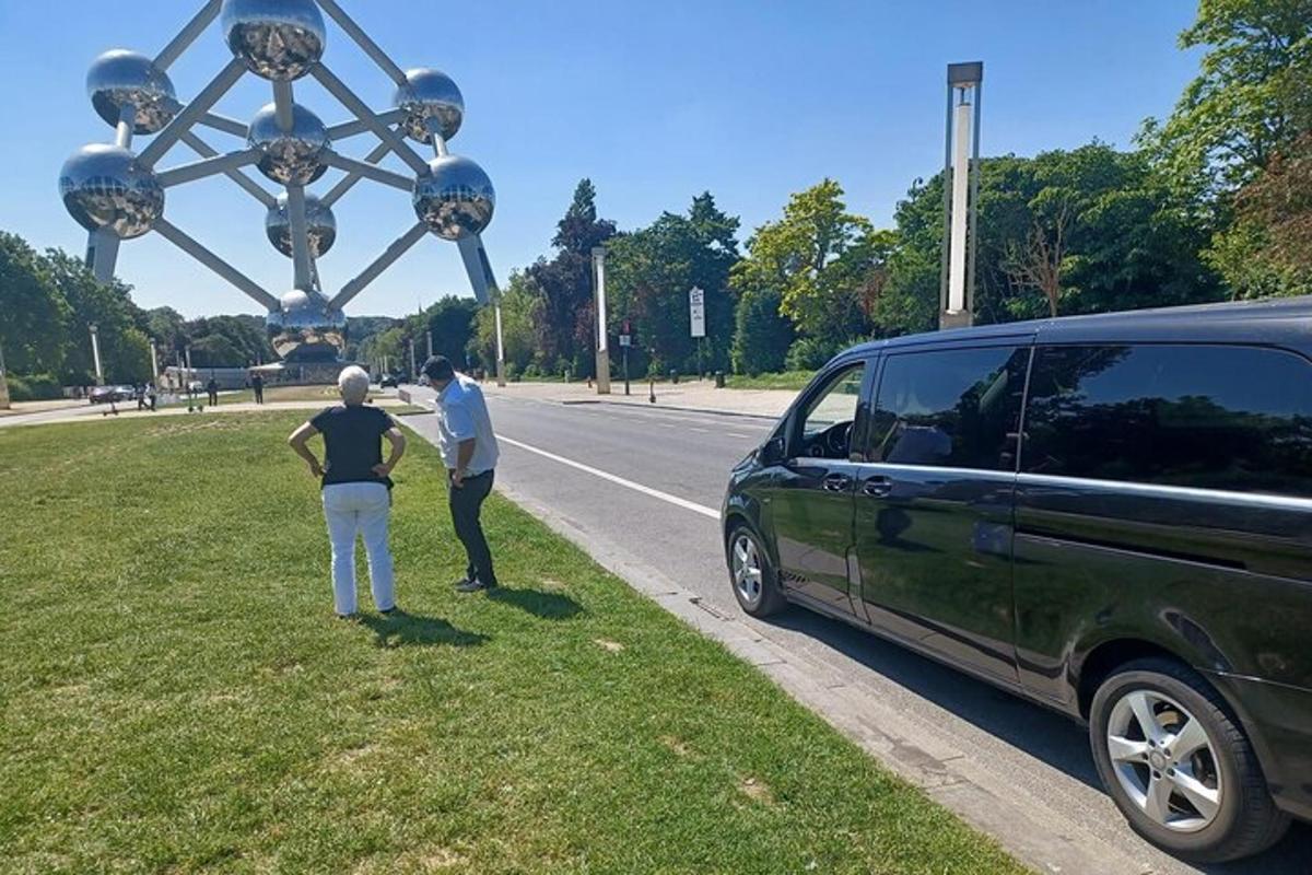 mężczyzna i kobieta stoją obok furgonetki