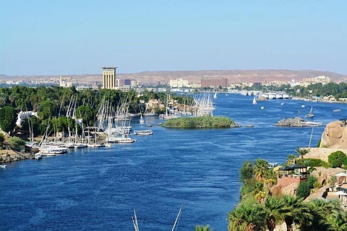 Una vista de un río con barcos en él.