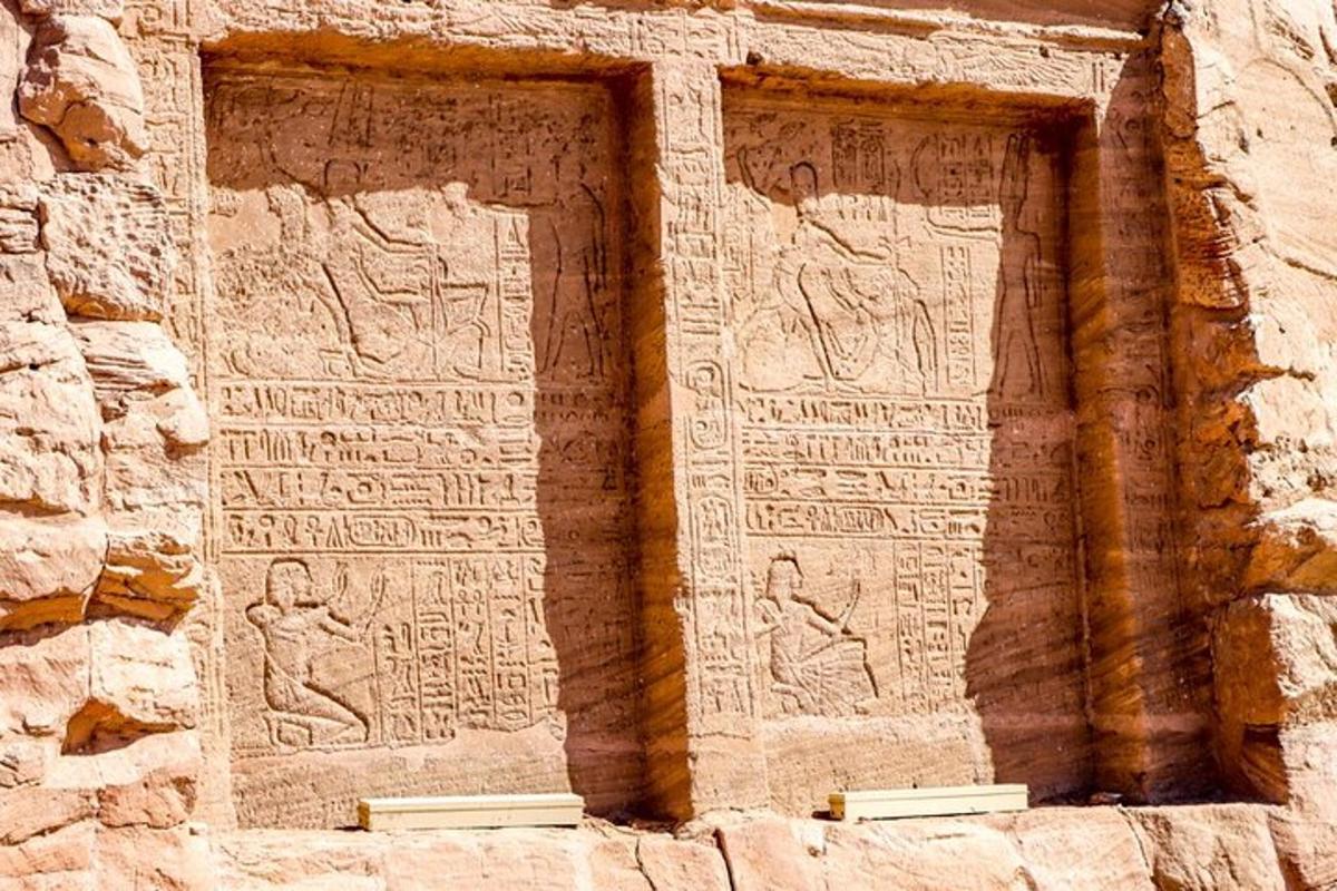 Un muro de piedra con jeroglíficos.
