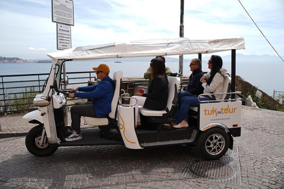 un grup de persones que viatgen en un carret de golf