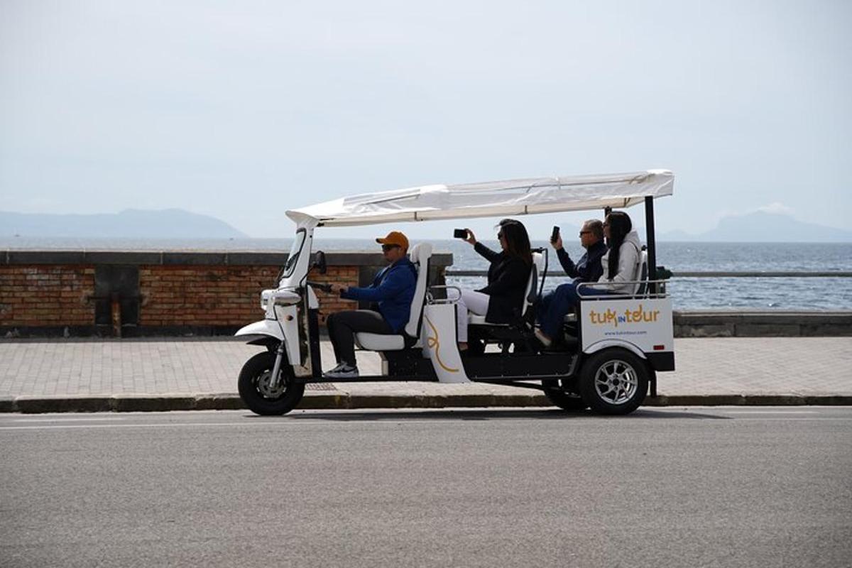 un gruppo di persone a bordo di un golf cart