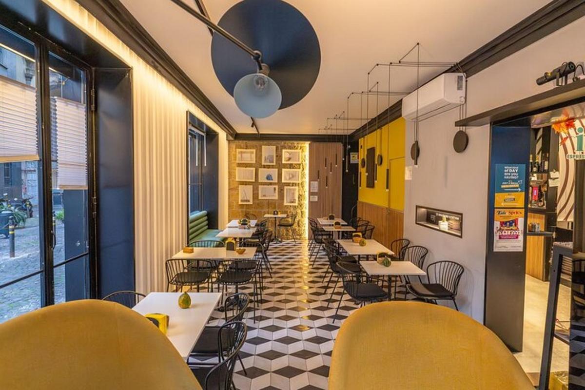 un ristorante con tavoli e sedie in una stanza
