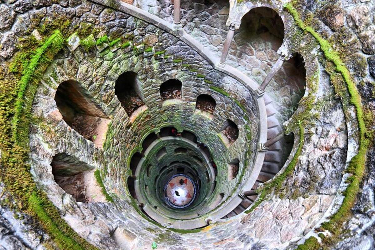 en luftfoto av en spiraltrapp i stein