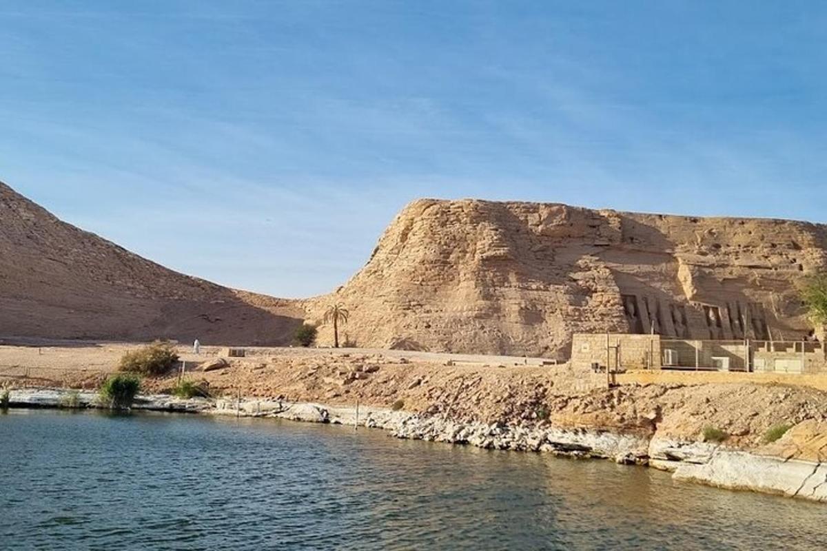 un cuerpo de agua con una montaña al fondo