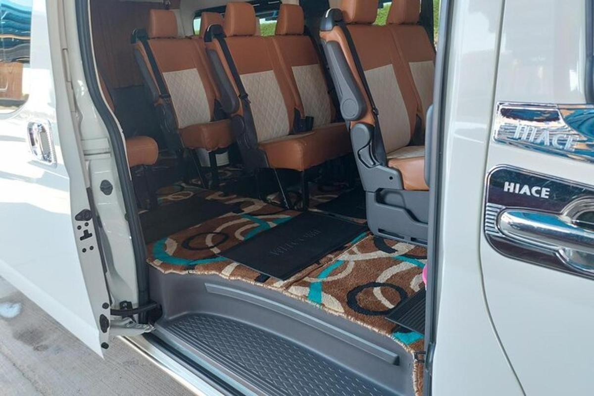 Una puerta trasera abierta de una camioneta con sillas.