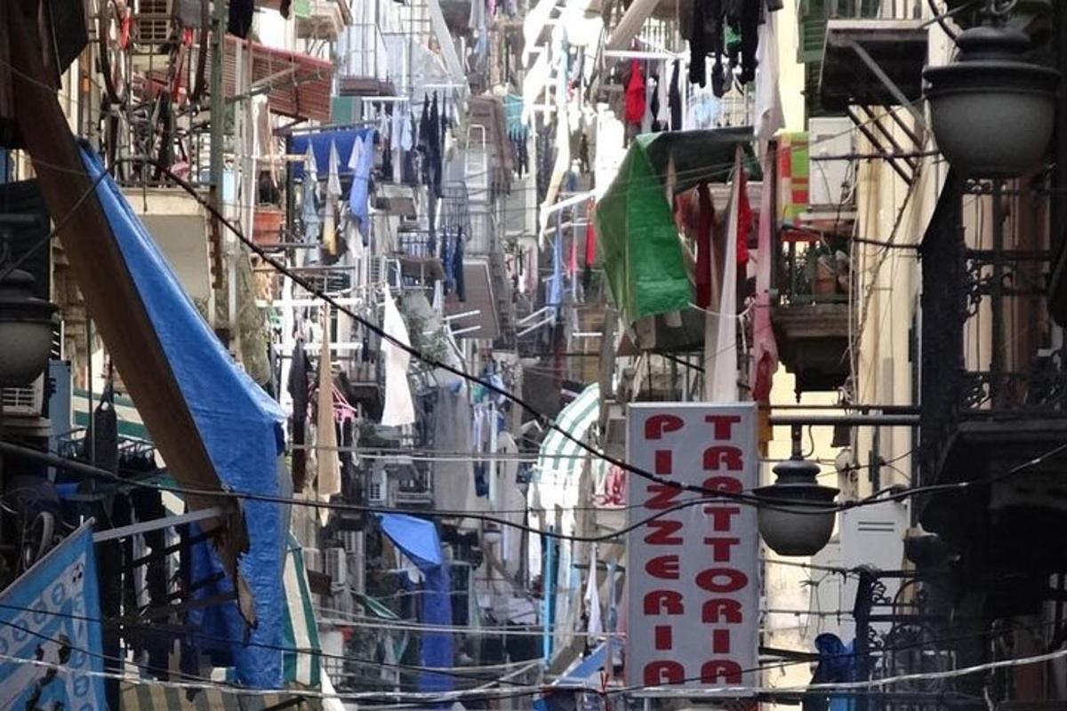 una calle de la ciudad con letreros en el costado de un edificio