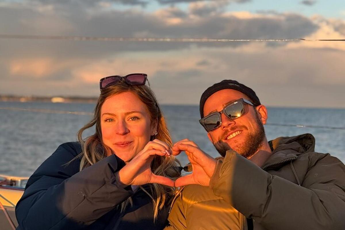 um homem e uma mulher em pé perto do oceano