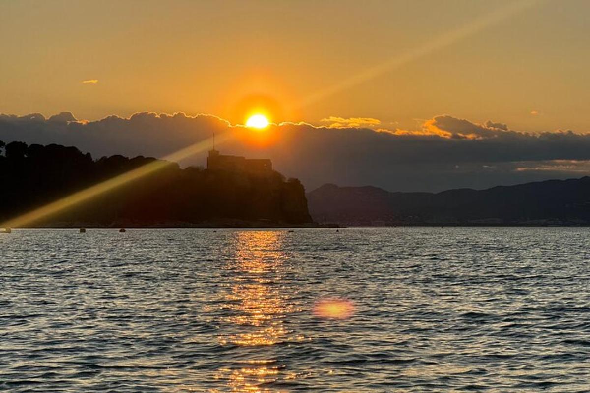 un tramonto su uno specchio d'acqua con il sole che tramonta
